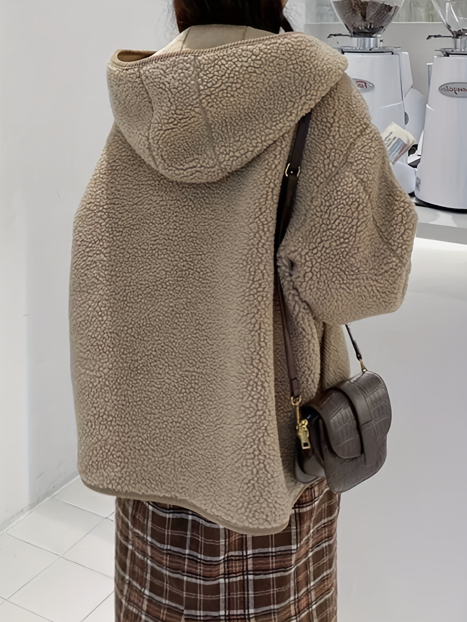 纯色连帽泰迪熊毛绒大衣，休闲纽扣前襟长袖冬季外套，女士服饰细节图 6
