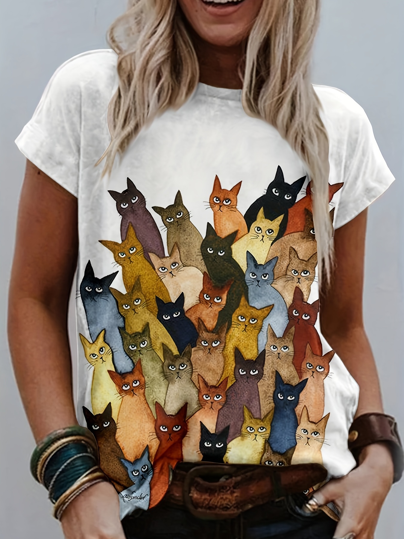 猫咪印花圆领T恤模特展示图