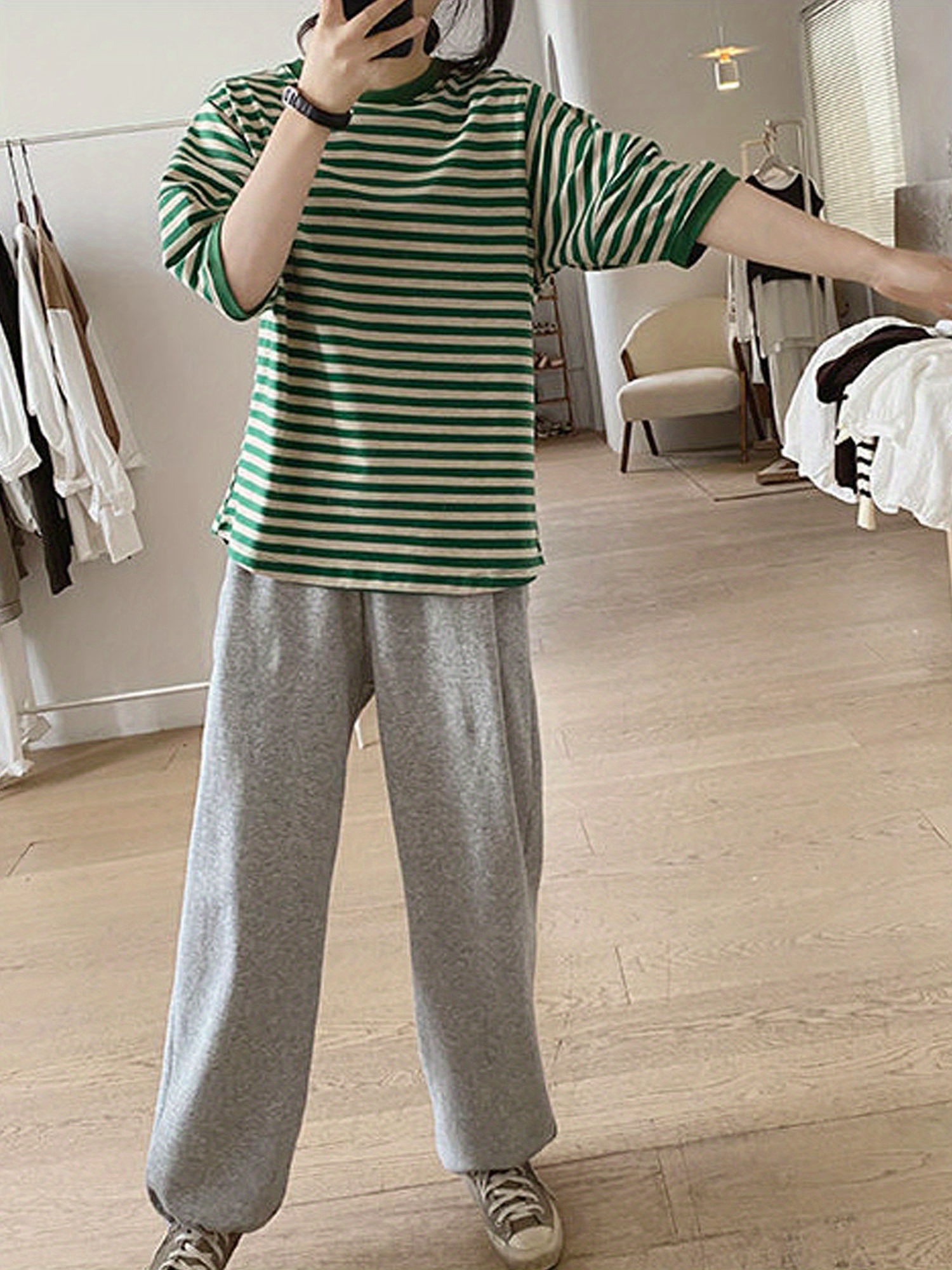 圆领条纹T恤，随机印花休闲上衣，适合春夏女士服饰细节图 12