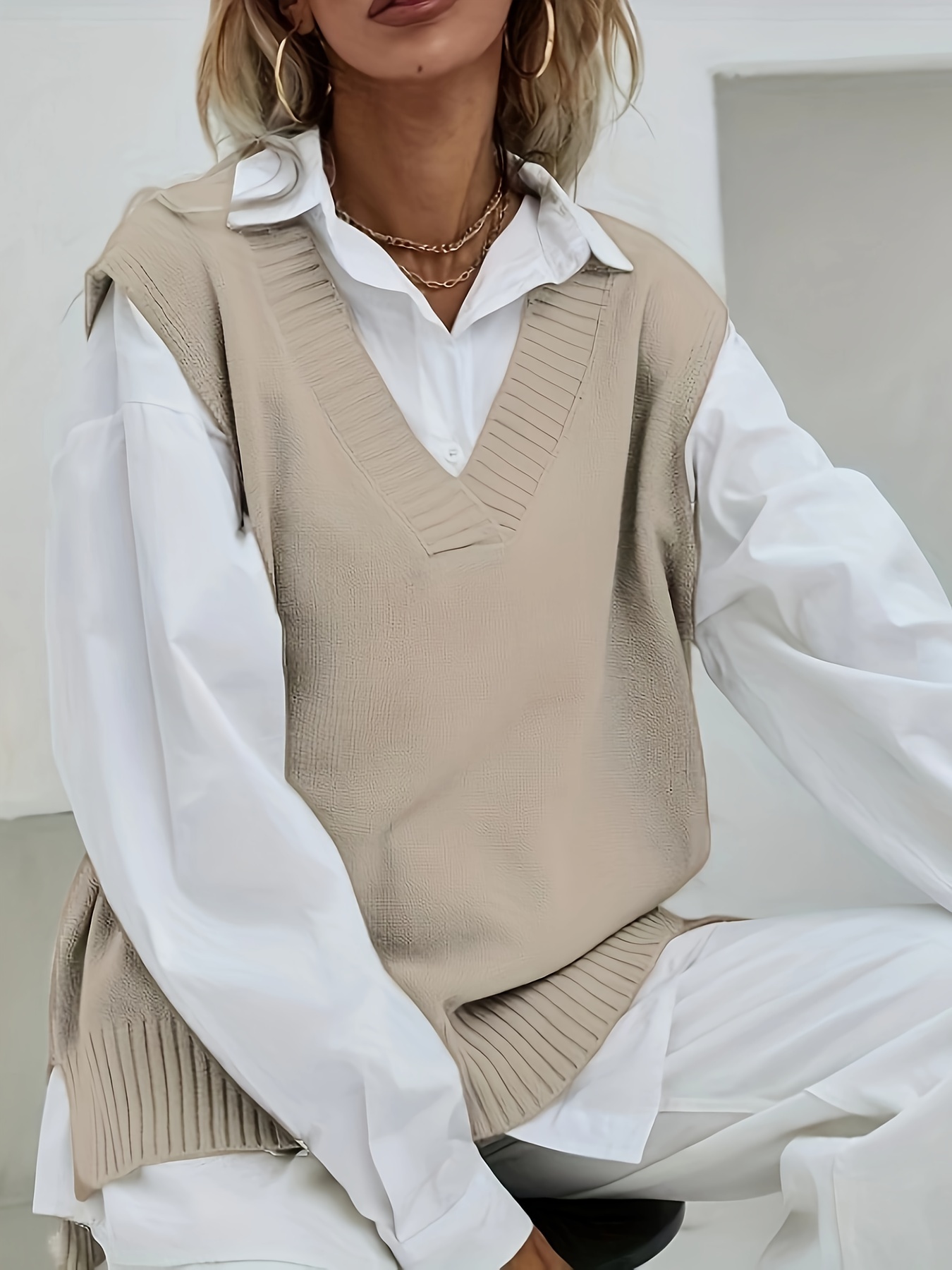 纯色V领针织背心休闲无袖前短后长下摆开衩毛衫女士服装细节图0