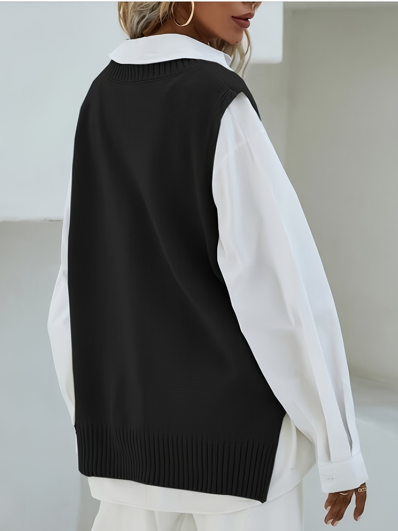 纯色V领针织背心休闲无袖前短后长下摆开衩毛衫女士服装细节图5