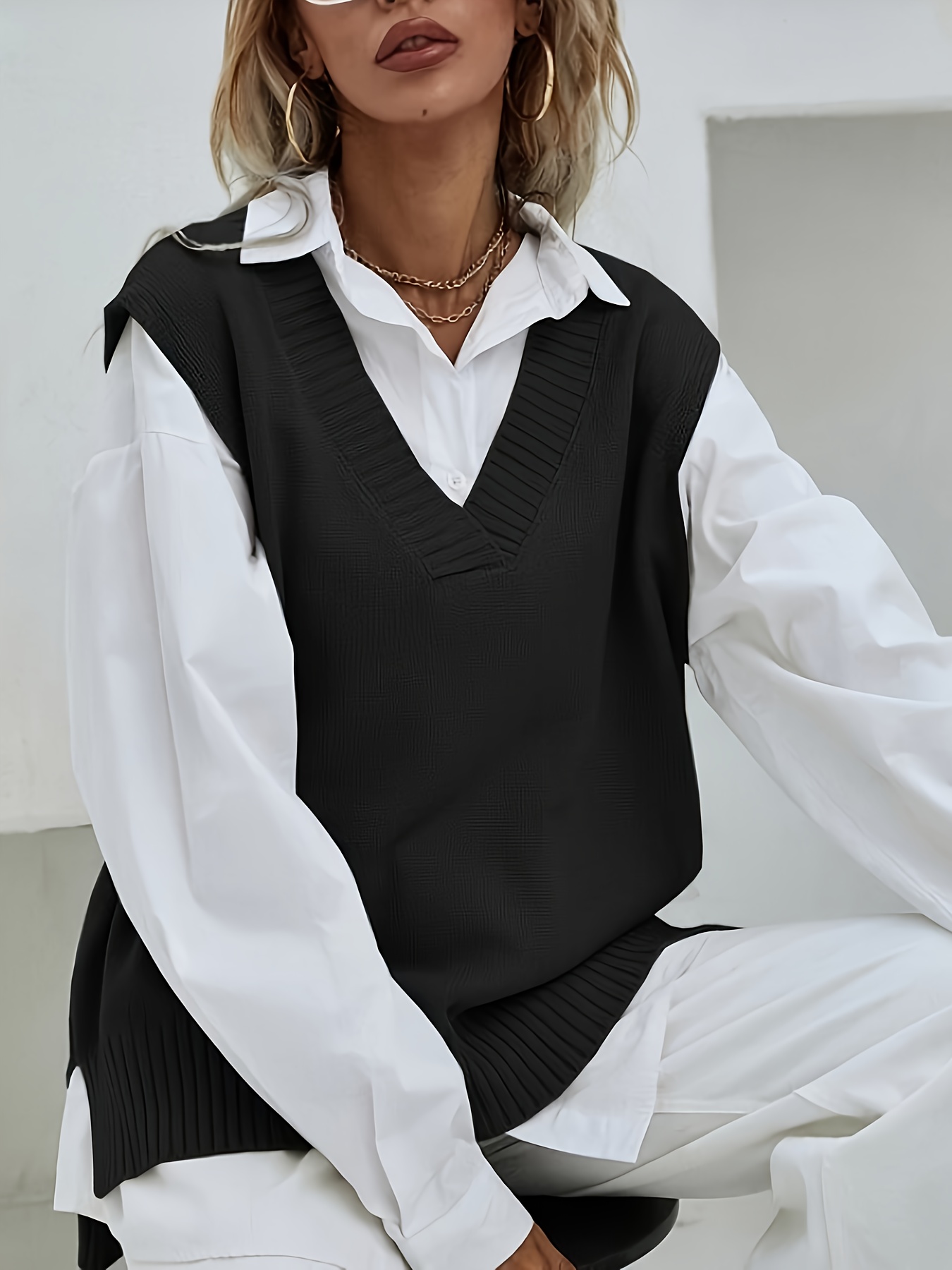 纯色V领针织背心休闲无袖前短后长下摆开衩毛衫女士服装细节图6